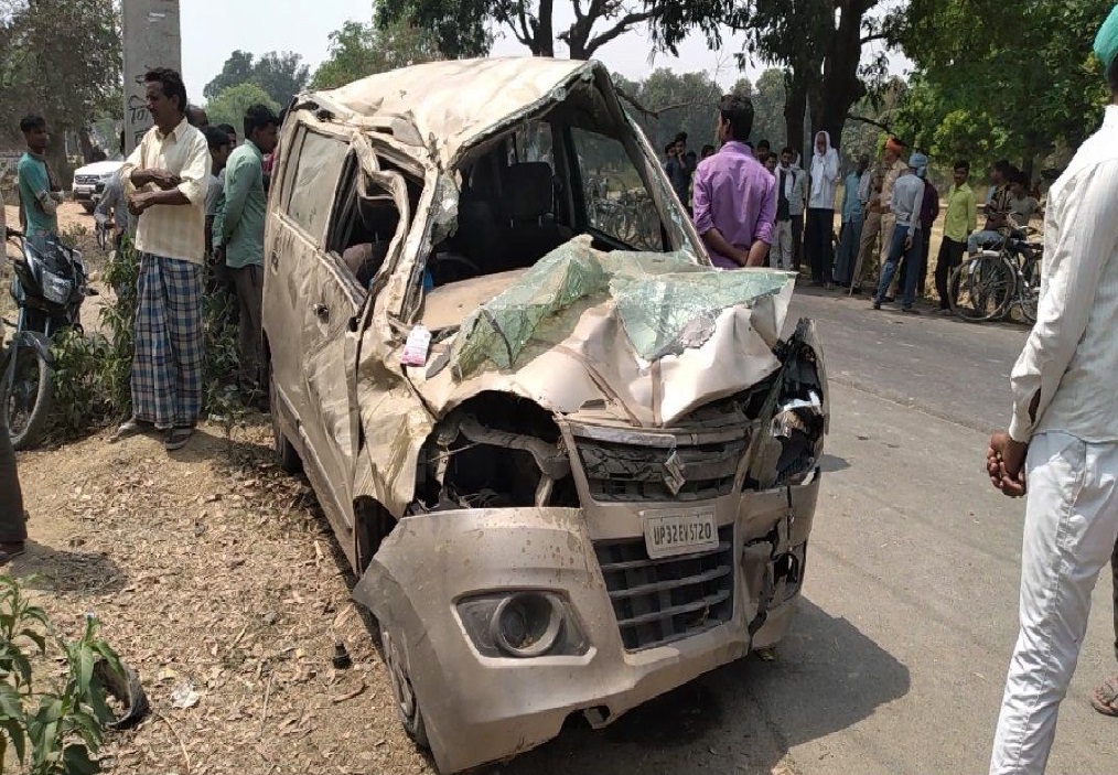 तेज रफ्तार कार ने महिला को मारी टक्कर, फिर अनियंत्रित होकर खंभे से टकराई, महिला की मौत
