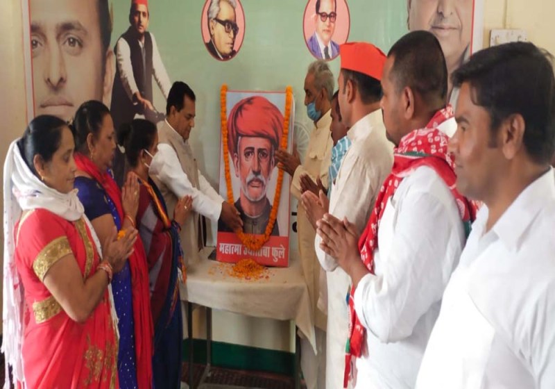 श्रद्धासुमन अर्पित करते सपाई।