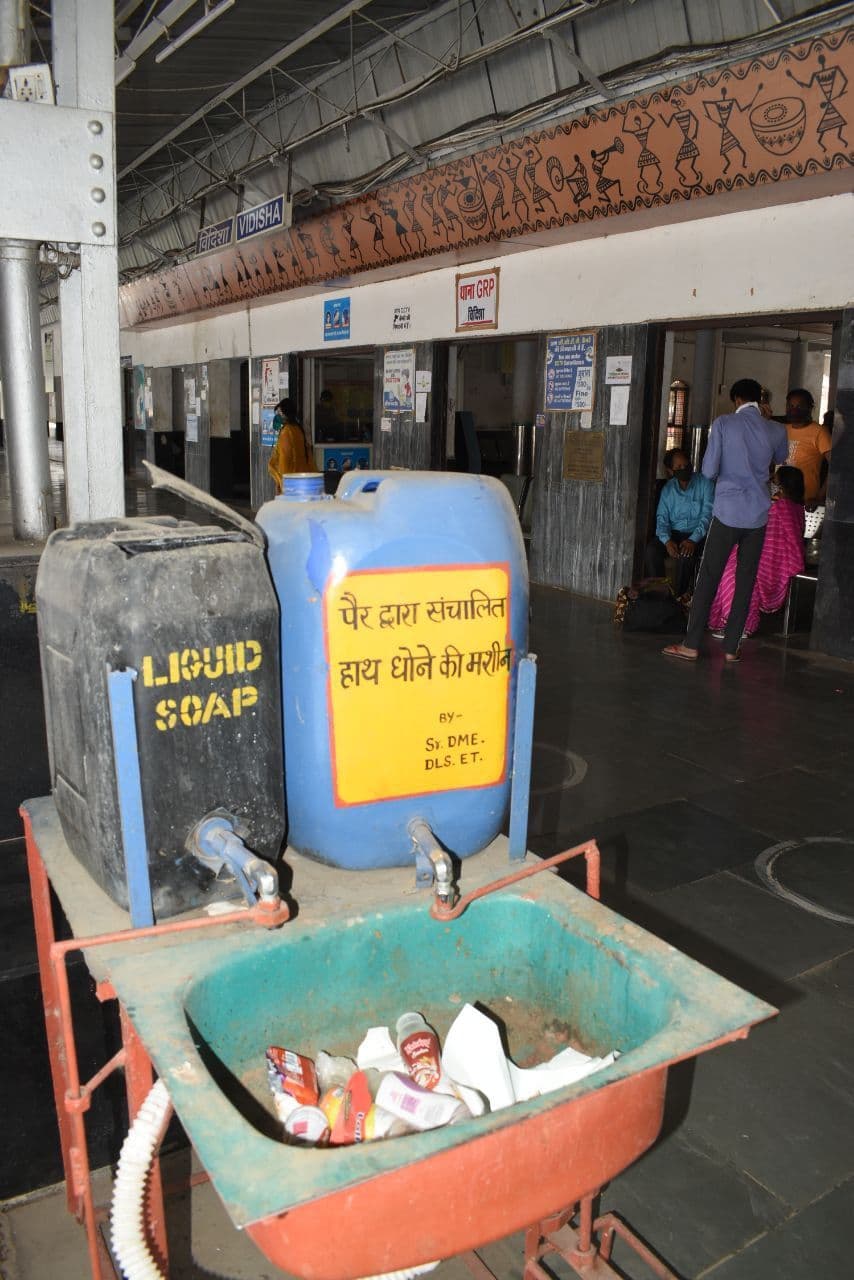 विदिशा रेलवे स्टेशन पर लिक्विड सोप मशीन बनी डस्टविन