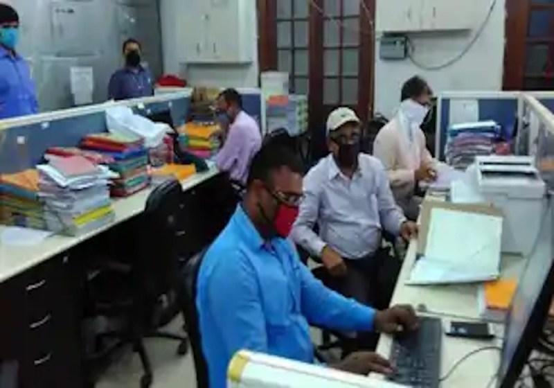 सरकारी और प्राइवेट ऑफिस में घटेंगे कर्मचारी, कोरोना की दूसरी लहर को देखते हुए शासन ने तैयार की नई गाइडलाइन