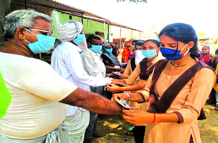 विपरपुर की छात्राओं ने वैक्सीन रक्षा सूत्र बांधकर दिया वैक्सीनेशन का संदेश