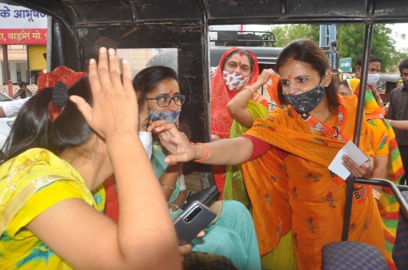 नव संवत्सर पर सजे चौराहे, राहगीरों को लगाया तिलक