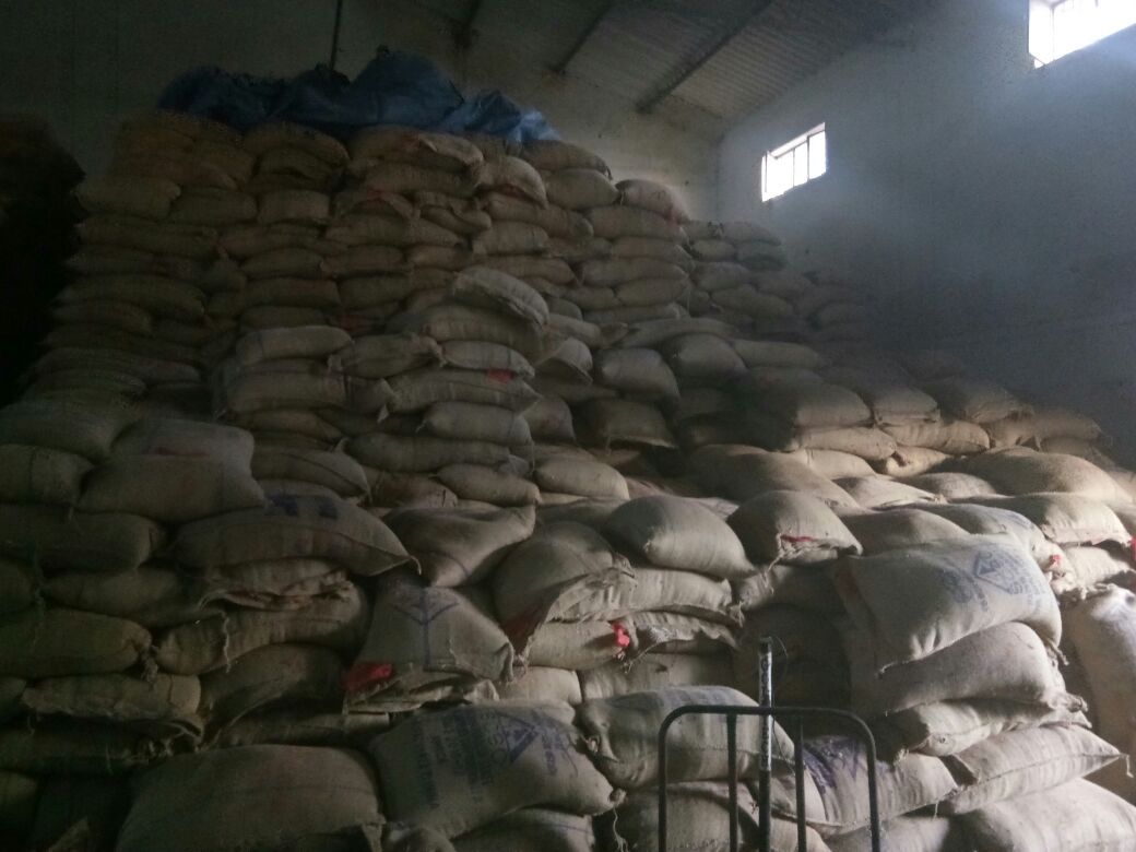Bonds filled with warehouse manager, will send food grains to the shop