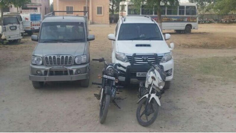 संदिग्ध हालात में दो लग्जरी कारें व दो बाइक जब्त