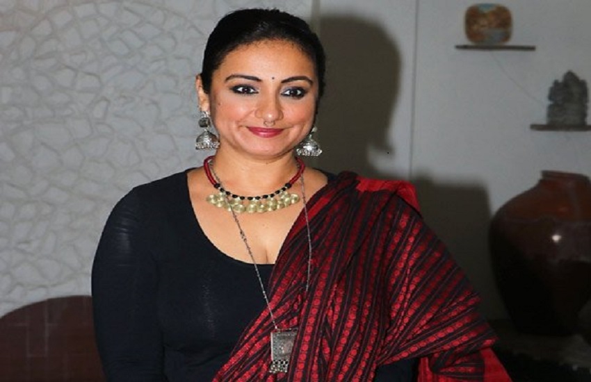 Divya Dutta Shares A Woman Photo Who Wore Mask On Hair