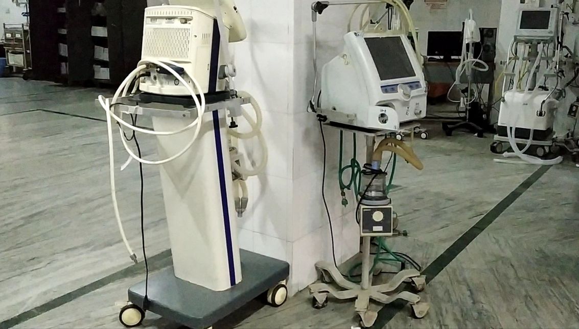 कोविड अस्पताल:टूटे स्टे्रचर व बेड पर 'जुगाड़Ó से इलाज