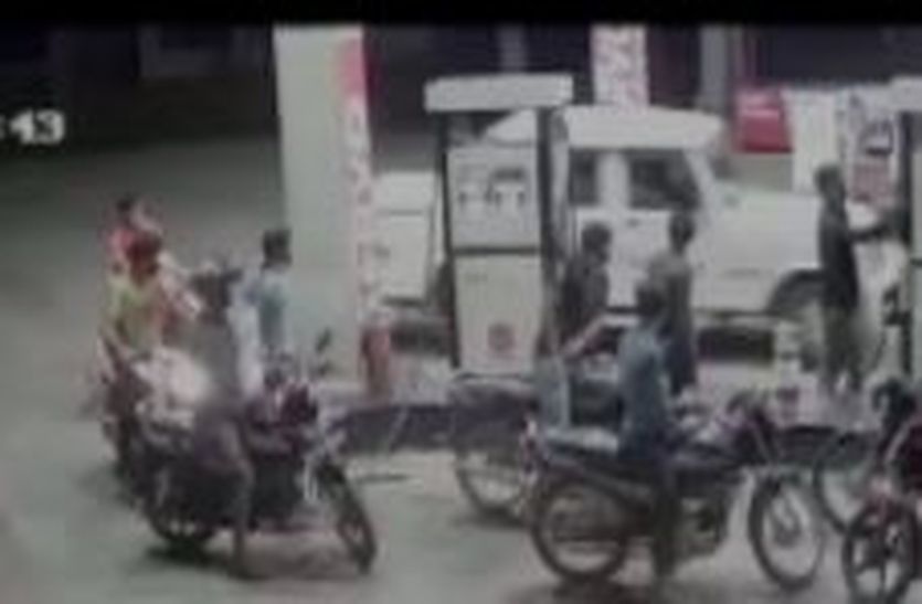 VIDEO: सीसीटीवी कैमरे में कैद हुआ पेट्रोल पंप मालिक का अपहरण