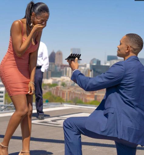 man proposes girlgriend with five diamond ring