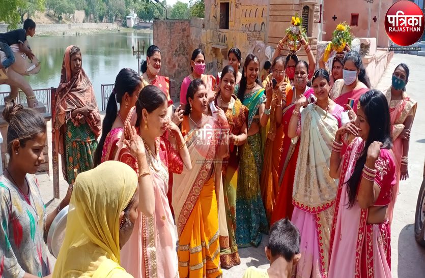 VIDEO : महिलाओं व युवतियों ने घरों में किया इसर-गणगौर का पूजन