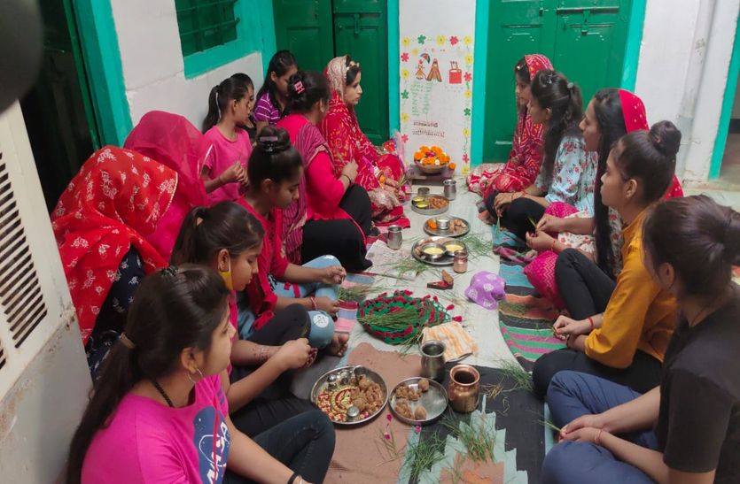 VIDEO. घरों में हो रही गणगौर की पूजा, गलियों में गूंजे रहे गीत