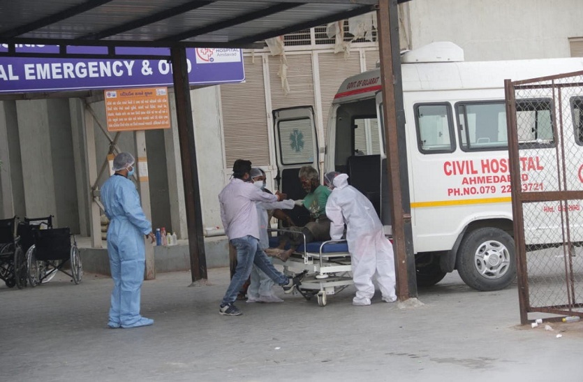 अहमदाबाद के सिविल अस्पताल में कोरोना मरीज को भर्ती करने ले जाते परिजन व अस्पताल कर्मचारी।