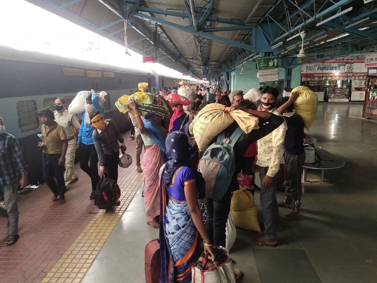 Lockdown in Maharashtra increases congestion in trains