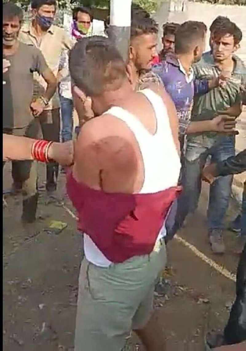 युवती को मैसेज कर छेड़छाड़, युवक को पीटकर पोल से बांधा