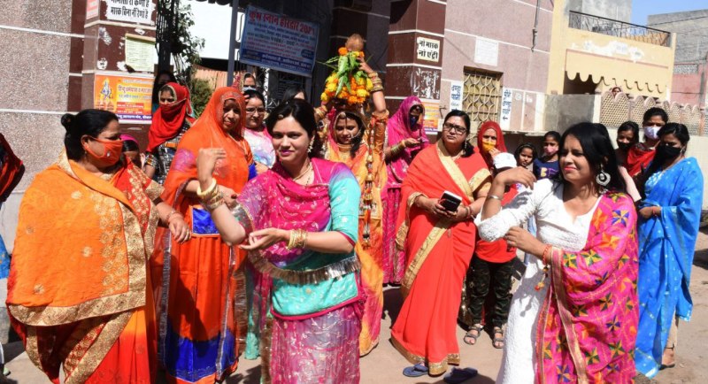 ‘महाराजा देसी गवरल दायजों, होजी बेरे सौ घोड़े असवार’