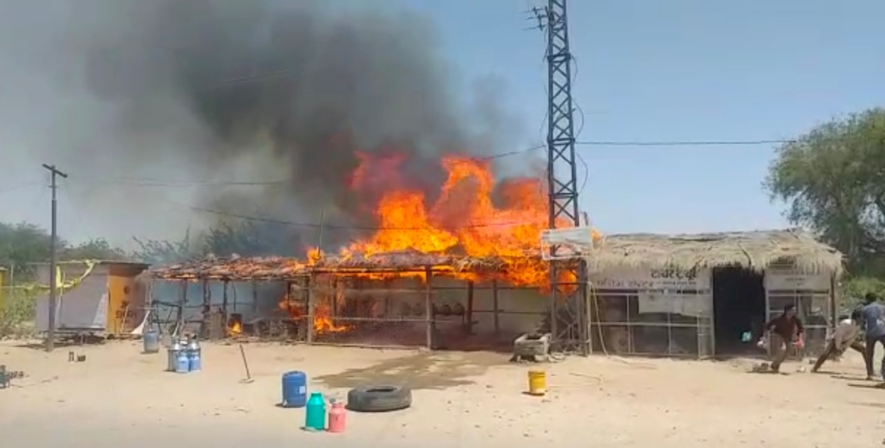 Video: चाय की केबिन के छप्परों में चिंगारी से लगी आग, दो केबिन जले