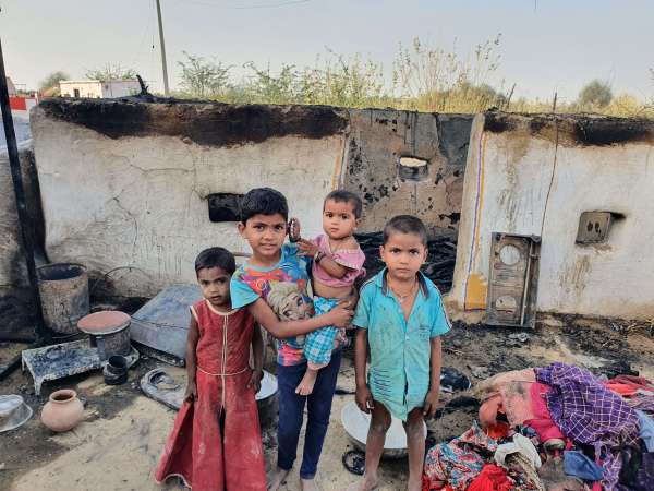 रहवासी ढाणी में आग, घरेलू सामान, झोंपा स्वाह