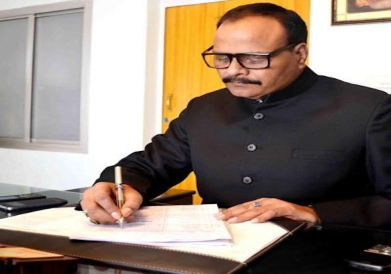 कैबिनेट मंत्री बृजेश पाठक ने विधायक निधि से दिए एक करोड़ रुपये