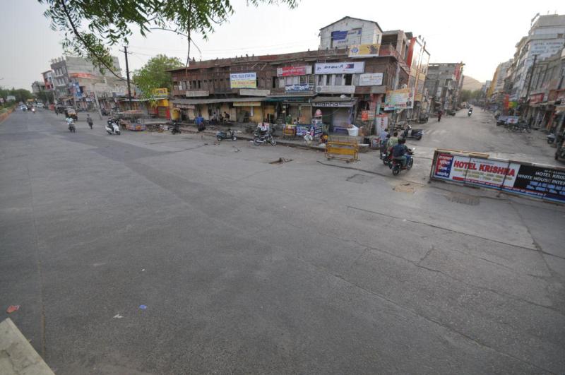 curfew : पूरे दिन भीड़, शाम को पसरा सन्नाटा, बाड़मेर  में बाजार बंद, अब दो दिन बाद खुलेंगे
