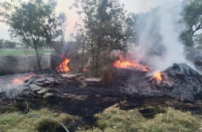 Fire : राख के ढेर में तब्दील हुआ 2400 ट्रॉली चारा