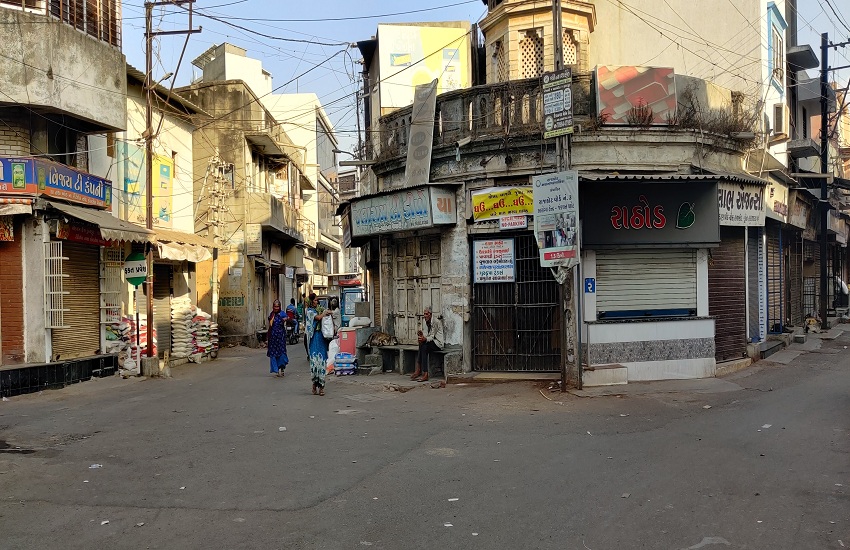 Ahmedabad News : राजकोट में 10 हजार परिवार घर में कैद