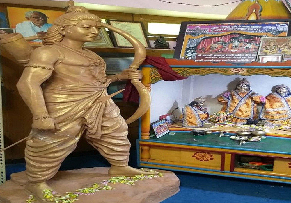 रामजन्मभूमि परिसर में स्थापित होगी कोदंड राम की मूर्ति, ग्वालियर से रामभक्त ने ट्रस्ट के सचिव को सौंपा