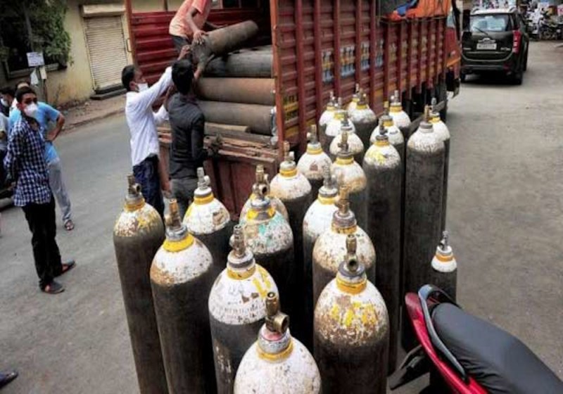 कोरोना महासंकट के बीच बचा बस 24 घंटे का ऑक्सीजन बैकअप, बेड की किल्ल्त भी ले रही जान