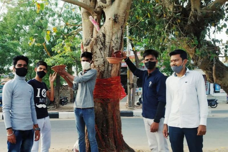 पक्षियों के लिए परिंडे लगाकर नियमित देखभाल का संकल्प