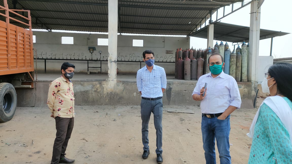 Collector inspects oxygen refilling plant, 10 tons of oxygen available