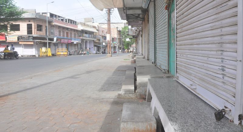 वीकेंड कफ्र्यू के पहले दिन सडक़ों पर पसरा रहा सन्नाटा