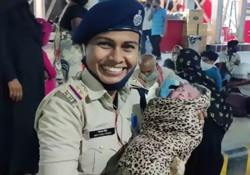 Quick Read: नाइट कर्फ्यू में नहीं जा पाई अस्पताल, आरपीएफ की दारोगा ने रेलवे स्टेशन पर ही कराया महिला यात्री का प्रसव