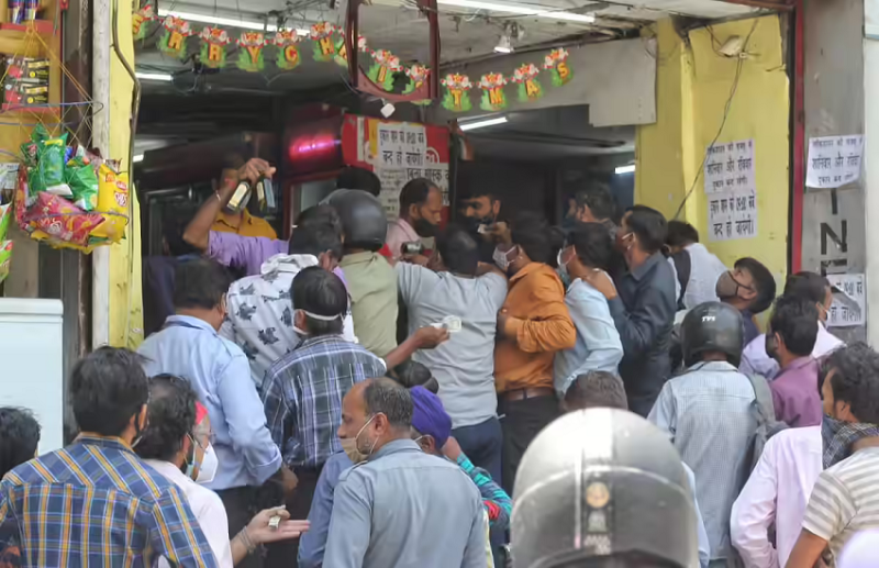 Coronavirus: दिल्ली में शराब की दुकानों पर उमड़ी लोगों की भीड़, ताक पर कोरोना के नियम