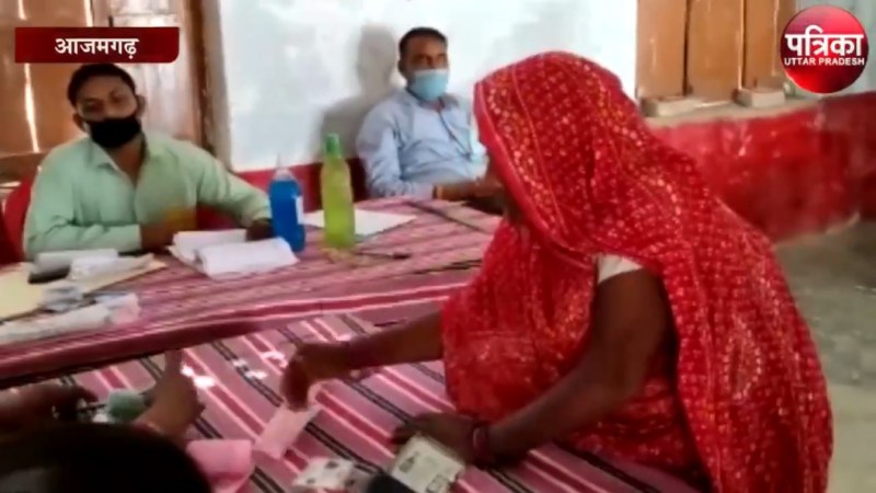 मतदान करने जाती बुजुर्ग