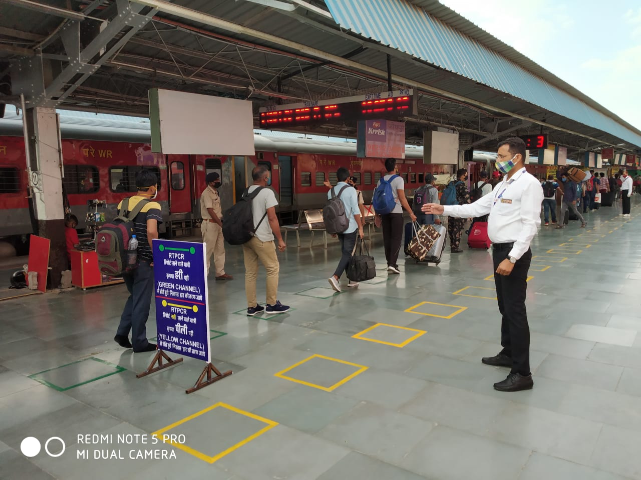 RAILWAY--स्टेशन पर यात्रियों की आरटी-पीसीआर रिपोर्ट जांच के लिए बनाया ग्रीन चैनल