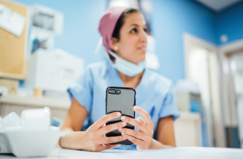 कोरोना के मरीजों के लिए सहारा बन रहा सोशल मीडिया