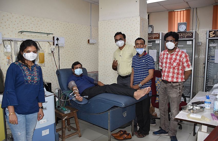 100 दिन के इलाज के बाद स्वस्थ हुए डॉ. संकेत ने किया प्लाज्मा दान