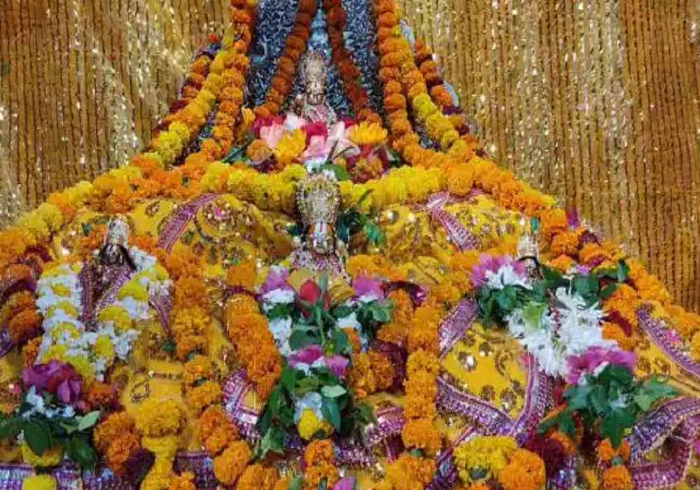 राम नवमी पर रामलला को पहनाया गया सोने का मुकुट और नए वस्त्र