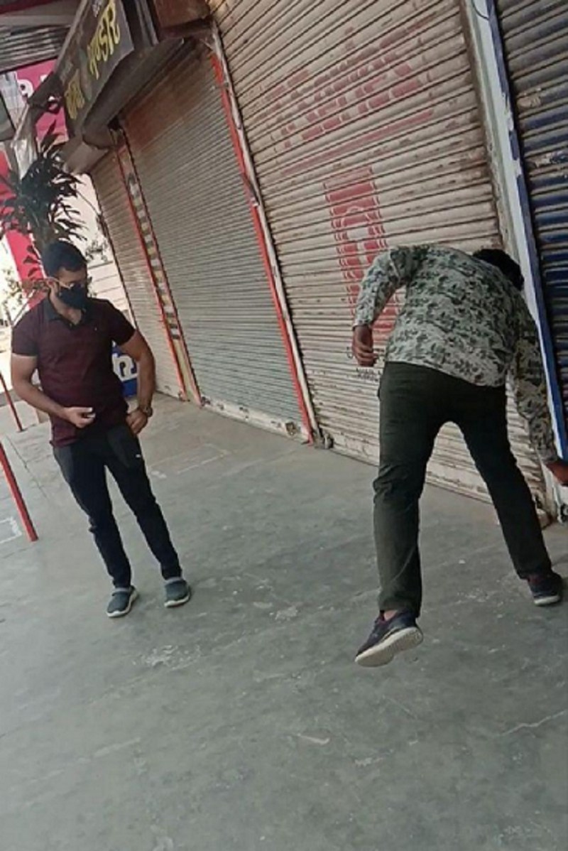 दुकान लॉक है तो क्या हुआ, शराब चाहिए, जेब करो ढीली, पल झपकते ही पसंदीदा शराब की बोतल हाजिर