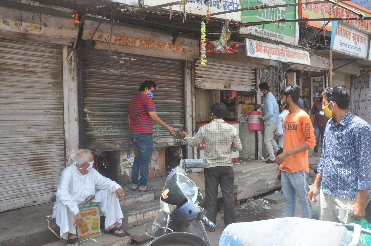बाड़मेर में दोपहर 12 बजे हूटर की आवाज के साथ ही किराना दुकानों के गिरे शटर