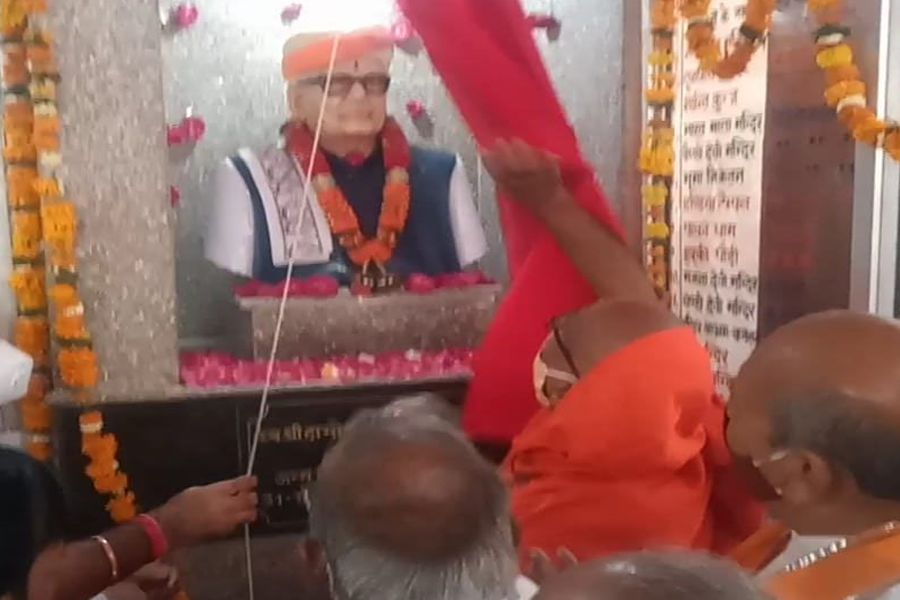 माहेश्वरी समाज रत्न दामोदर बंग की मूर्ति का अनावरण