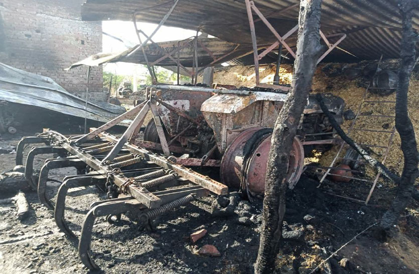 आग से ट्रैक्टर व दो मोटरसाइकिल जलकर खाक , तीन मवेशियों की भी हुई मौत