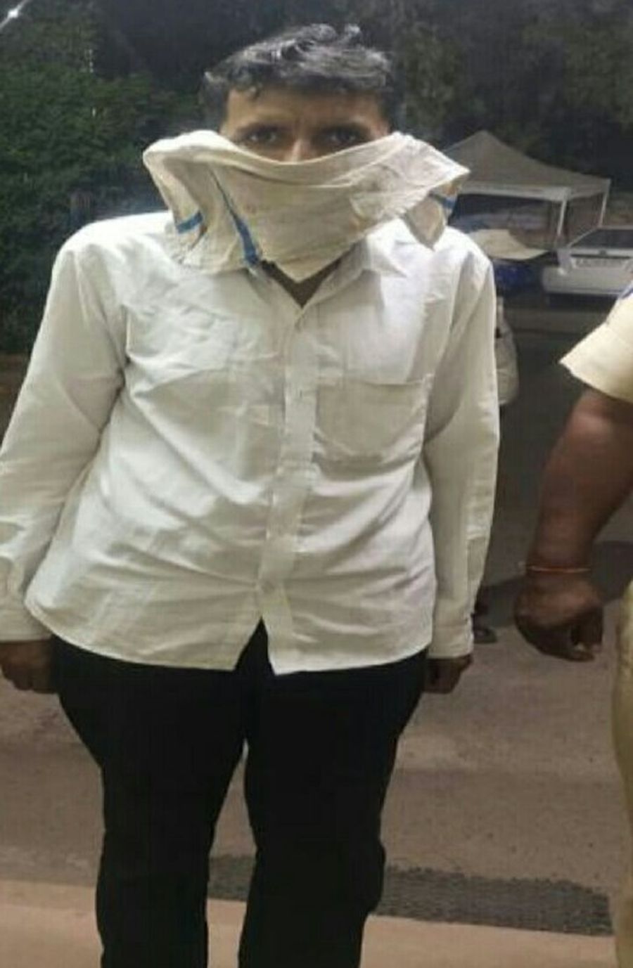 सुरक्षा गार्ड से 120 नशीली गोलियां व 55 ग्राम अफीम जब्त
