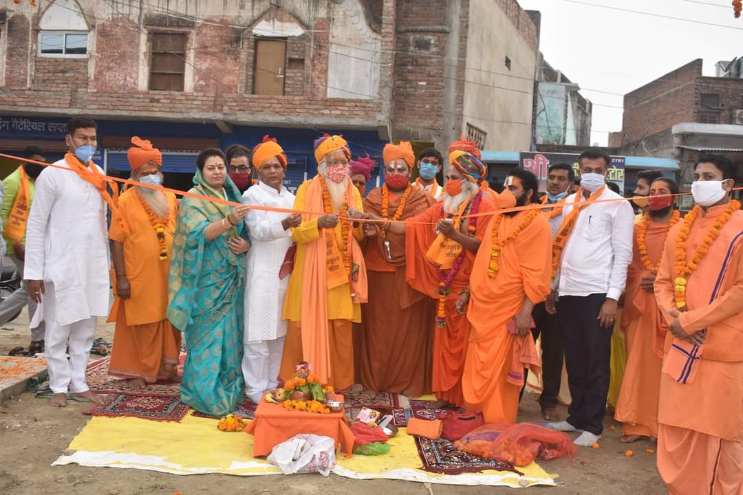 अयोध्या में हिन्दू धाम के मुख्य द्वार का अनावरण