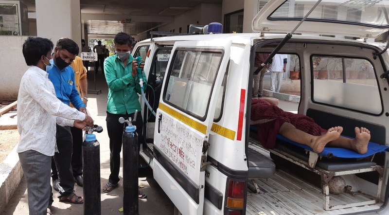 Gujarat: करमसद के कृष्णा हॉस्पिटल में बेड फुल, एंबुलेंस की लम्बी कतार