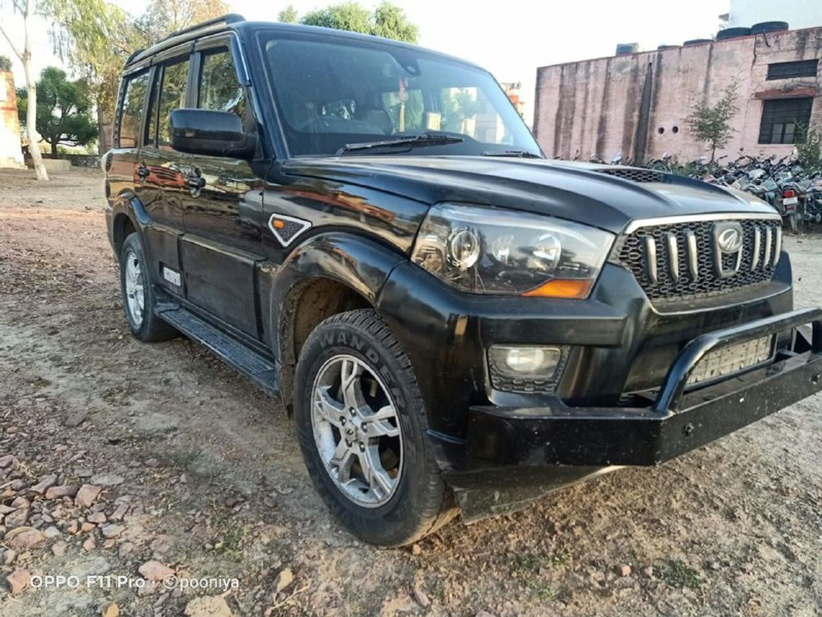दो भाई सहित तीन गिरफ्तार, लूट के 7 लाख व एसयूवी जब्त