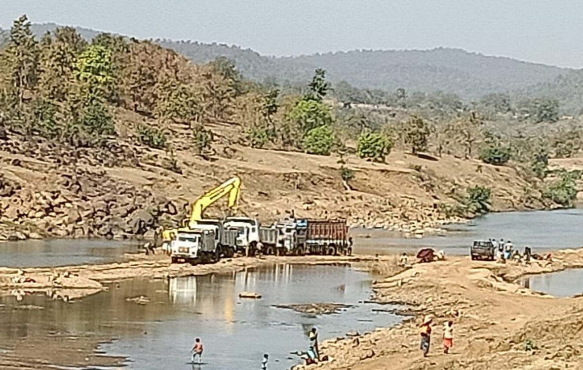 Illegal Excavation of Sand: Mafia unloading heavy vehicles in river