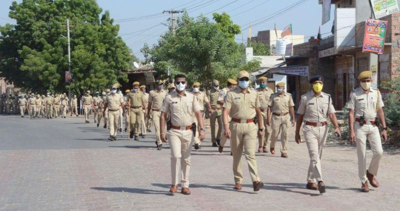 आमजन के घरों में रहने का रूट मार्च से पुलिस ने दिया सख्त संदेश