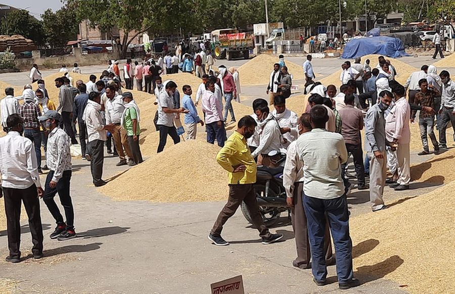 किसान के साथ चालक को ही प्रवेश की अनुमति