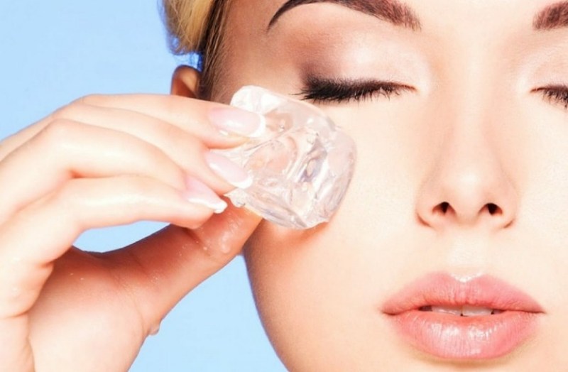 आइस क्यूब से आएगा आपकी त्वचा पर निखार, इस तरह करें इस्तेमाल