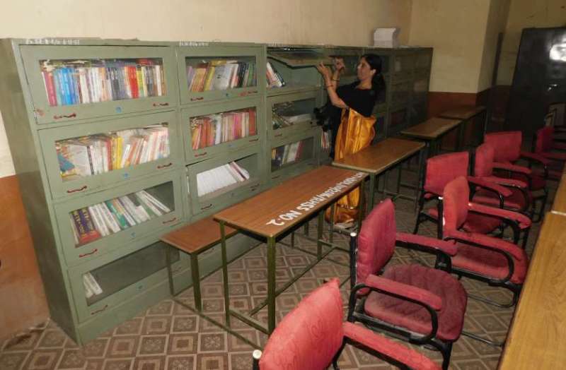 किताबें नहीं, लाइब्रेरी भी लॉक... कैसे हो परीक्षा की तैयारी