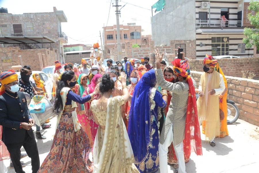 'बींदराजा करते रहे बार-बार सैनिटाइजर से हाथ साफ